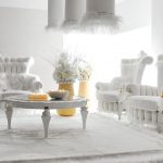Muebles elegantes en un interior blanco.