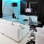 Interior blanco y negro con retroiluminación azul.