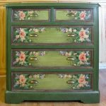 Cómoda verde con rosas