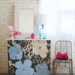 Flores azules y blancas en una cómoda