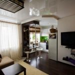 Pisos oscuros y paredes blancas en la habitación.