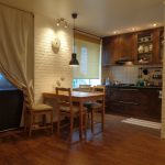 Habitación con paredes de ladrillo y muebles de madera.