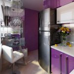 Paredes y muebles de color lila en la cocina.
