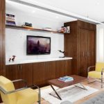 Habitación con muebles inusuales.