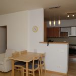 Reloj sobre una mesa en la pared