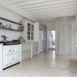 Muebles y paredes decoradas bajo tablas viejas.