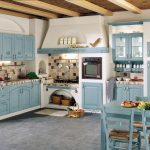 Muebles azules combinados con paredes blancas.