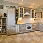 Azulejos en un cuadrado gris y blanco en el piso de la cocina