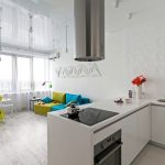 Sofá brillante en un interior blanco