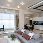 Muebles de cocina blanco y negro.