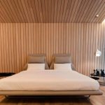 Mesas originales junto a la cama