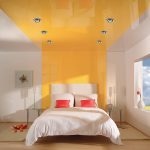 Dormitorio blanco con una franja naranja