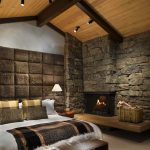 Chimenea cerca de la cama