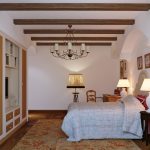 Una variedad de lámparas en el interior de la habitación.