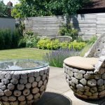 Mesa y sillas de madera.