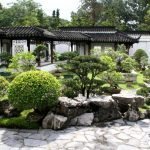 Piedras y arboles en el jardin