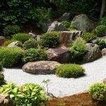 Calzada de piedra triturada en el jardín