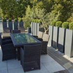 Mesa con sillas en el jardin