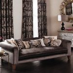 Cortinas y almohadas idénticas