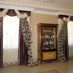 Aparador antiguo y cortinas elegantes.