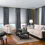 Persianas y cortinas en las ventanas.