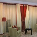 Sillones de rayas en el interior.
