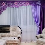 Cortinas con motivos y flores.