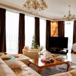 Cortinas de chocolate y muebles ligeros en el interior.