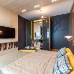 TV en la pared junto a la cama