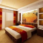 Cortinas brillantes y cuadros en la cama.