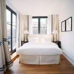 Dormitorio con grandes ventanales.