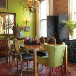 Comedor con muebles antiguos.