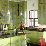 Muebles rojos y pistachos en la cocina.