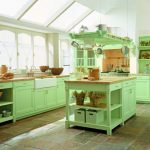 Muebles brillantes en la cocina