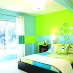 Disposición de espejos redondos en la pared sobre la cama.
