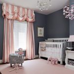 Interior gris-rosa para niños.
