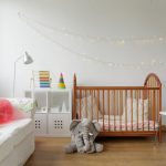 Elefante junto a la cuna