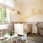 Mesa y sillas para niños frente a la cama