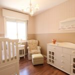 Vivero rosa con muebles blancos