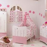 Muebles rosas y blancos en la guardería