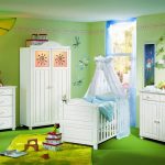 Interior verde y muebles blancos en la guardería