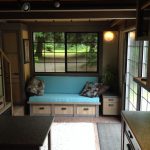 Habitación pequeña con un sofá azul.