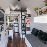 Cama con escaleras encima de la cocina.