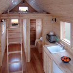 Cama sobre ducha y WC