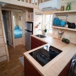 Cocina al lado del dormitorio