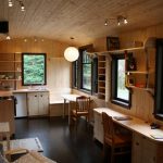 Habitación con cocina, área de trabajo y descanso.