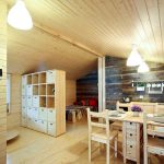 La sala se divide en zonas de dormitorio, cocina y comedor.