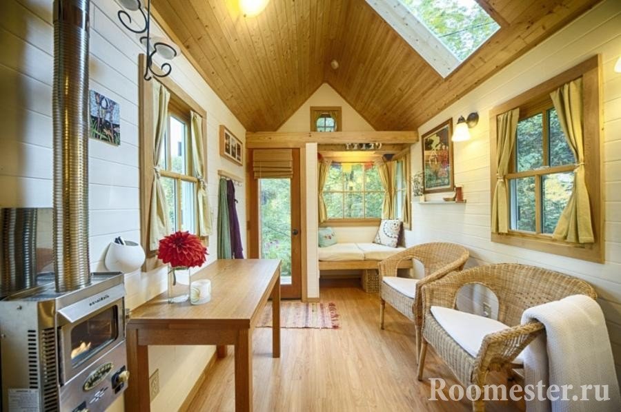 Pletene stolice i stol kraj prozora