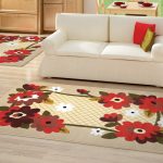 Alfombra con flores junto al sofá