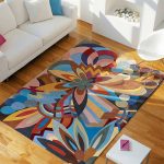 Alfombra con colores brillantes en un interior blanco.